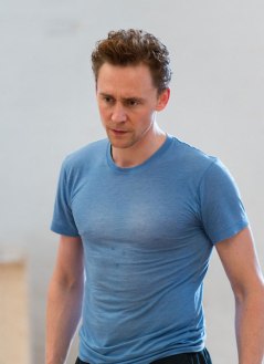 Tom-Hiddleston-chest